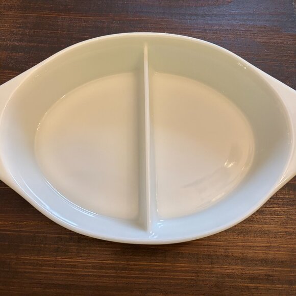 Vintage Pyrex Yellow 1.5 Quart Divided Casserole Dish ~ EUC - Picture 3 of 4